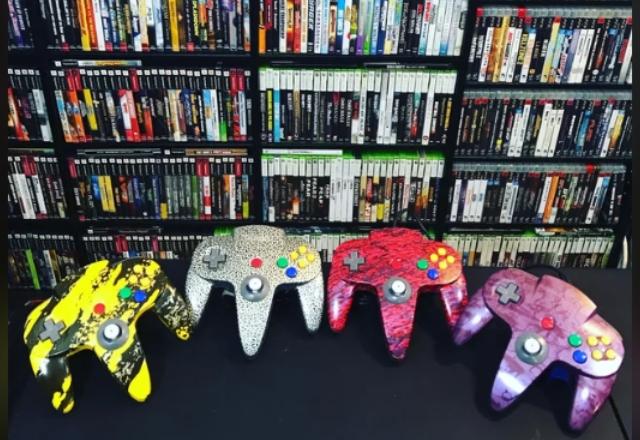 Foto dos quatro controles Foxdata do Nintendo 64