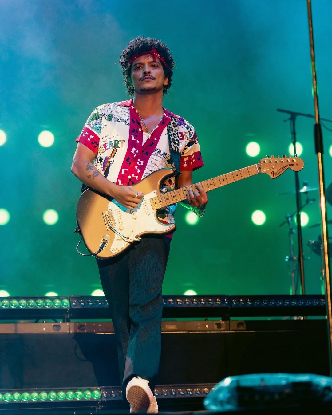 Bruno Mars toca guitarra em show