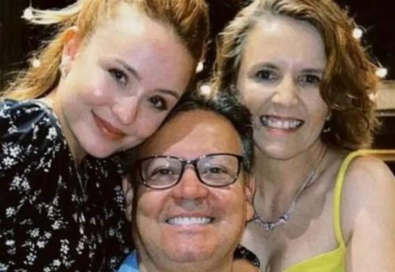 Larissa Manoela posa com o pai, Gilberto Elias, e a mãe, Silvana Taques