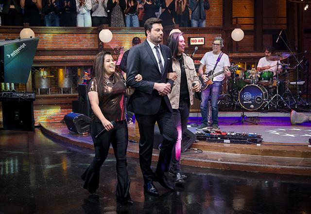 Rayane, Rafaela e Danilo Gentili durante o The Noite.