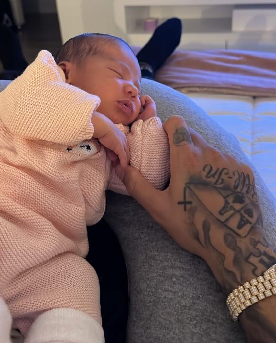 Neymar mostra foto da filha, Mavie