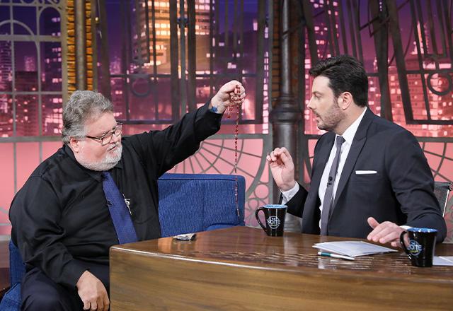 Chris McKinnell e Danilo Gentili durante o The Noite.