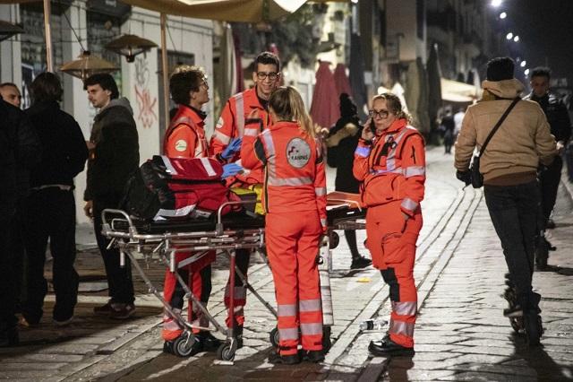 Socorristas atendem vítimas de briga entre torcedores de Milan e PSG