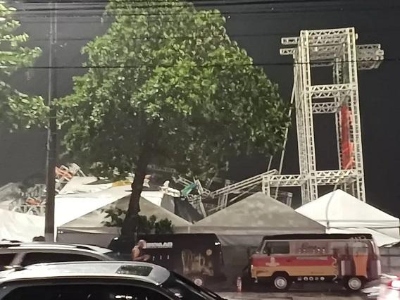 Estrutura do palco caiu com os ventos e a chuva