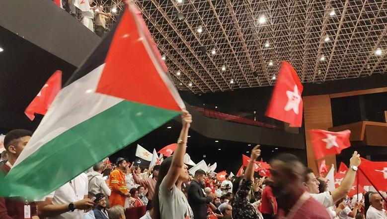 Mulher balança bandeira da Palestina (Guilherme Resck/SBT News)