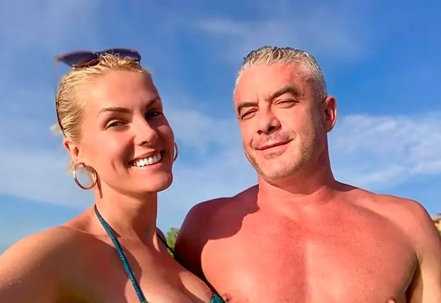 Ana Hickmann e Alexandre Correa sorriem para foto com uma traje de gala