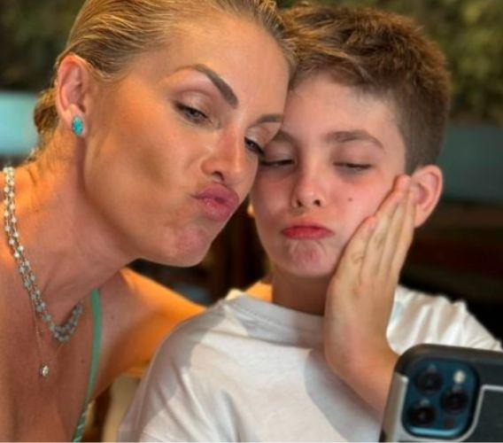 Ana Hickmann e filho