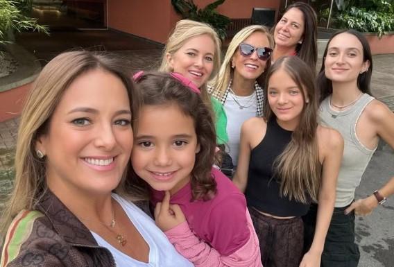 Ticiane Pinheiro posa com a família