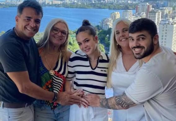 Mel Maia posa com a família ao redor