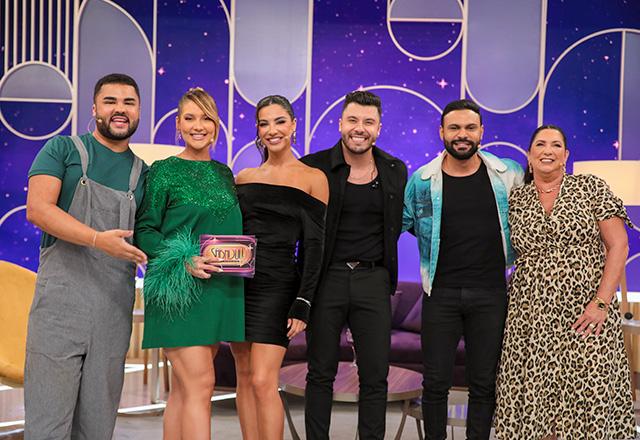 Lucas Guedez, Virginia,Gabriela Versiani, Murilo Huff, Thullio Milionário e Margareth Serrão posam juntos para foto.