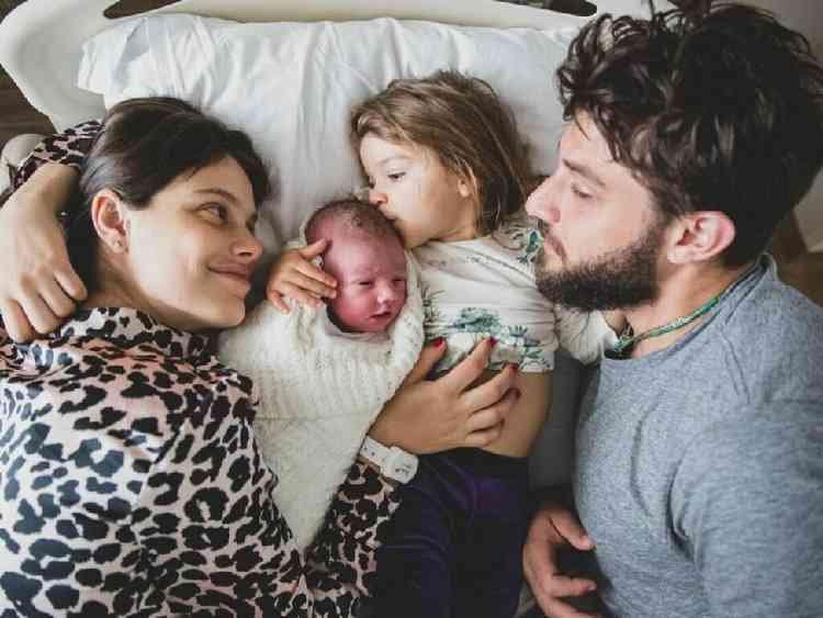 Chay Suede, Laura Neiva e os bebês