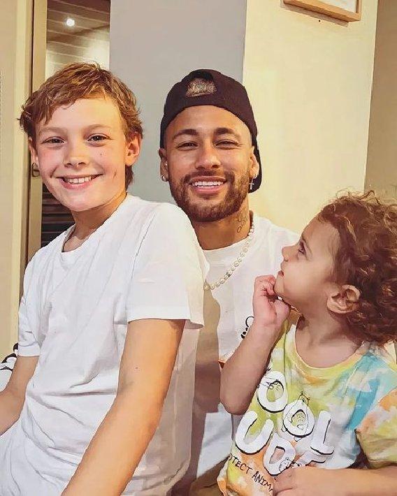 Húngara alega que Neymar é pai de sua filha, e pede pensão de R$ 160 mil