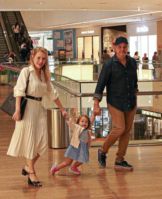 Karin Roepke, Edson Celulari e a filha Chiara sorrindo para fotógrafos em um shopping no Rio de Janeiro