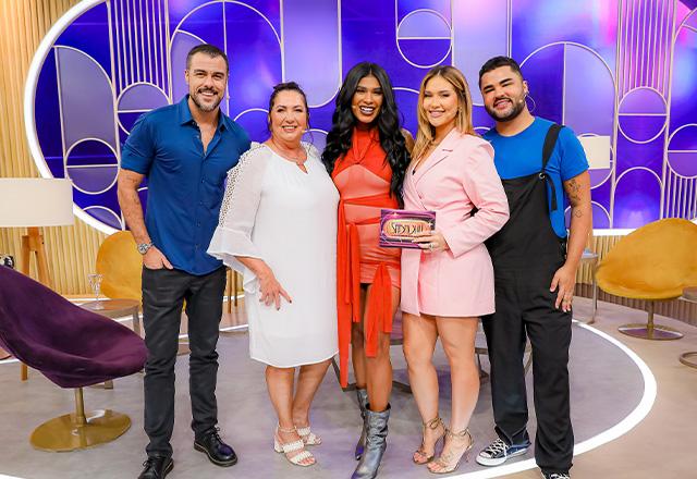 Joaquim Lopes, Margareth Serrão, Pocah, Virginia e Lucas Guedez posam juntos para foto.