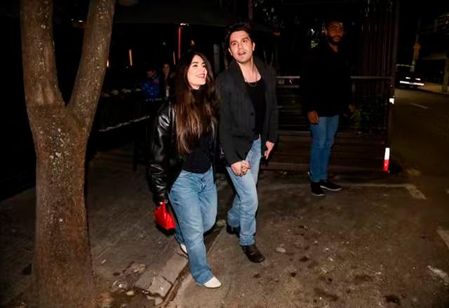 Jade Magalhães e Luan Santana saindo de restaurante juntos.