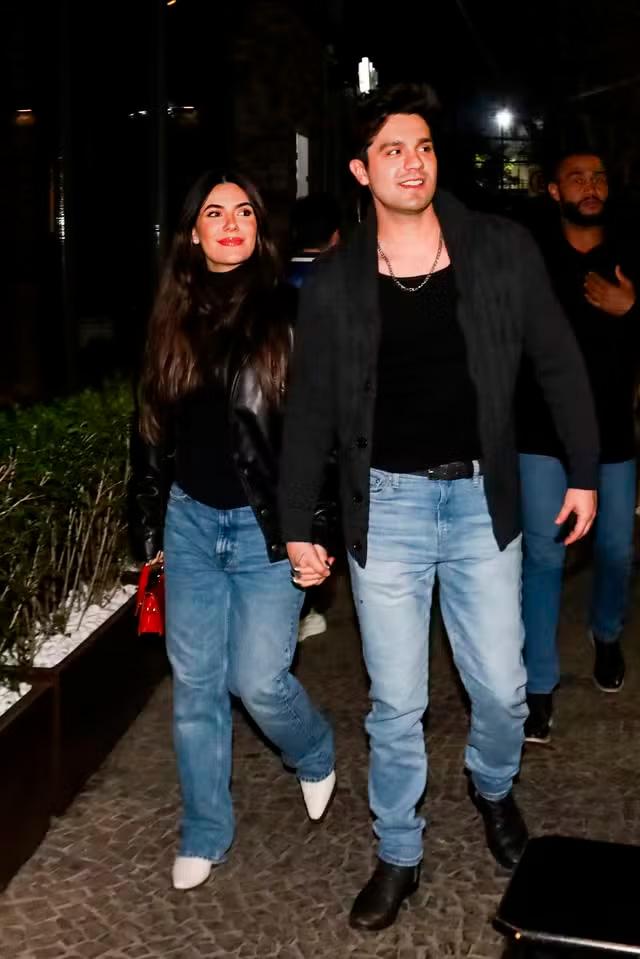 Jade Magalhães e Luan Santana saindo de restaurante juntos.