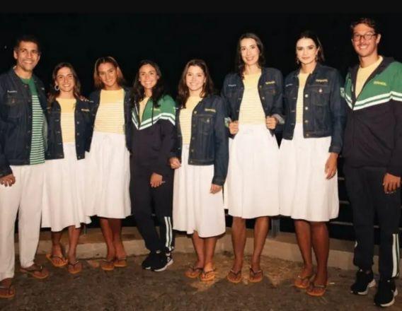 Atletas e ex-atletas brasileiros vestidos com uniformes da seleção brasileira para a abertura das Olimpíadas de Paris