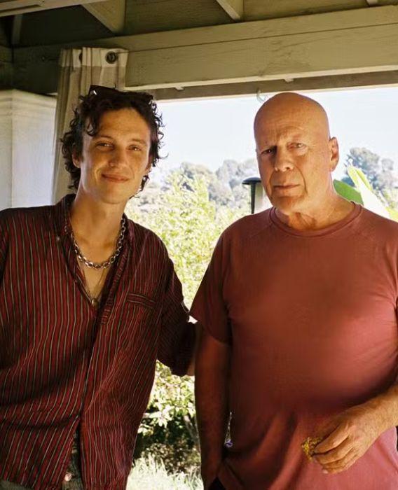 Bruce Willis aparece em foto rara ao lado do genro 