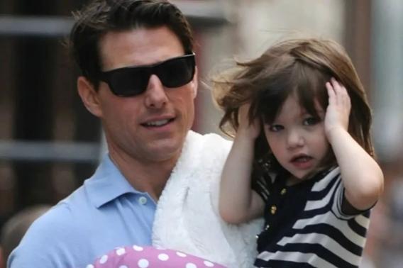 Filha de Tom Cruise desiste de sobrenome e pensão de R$ 2,2 milhões do pai