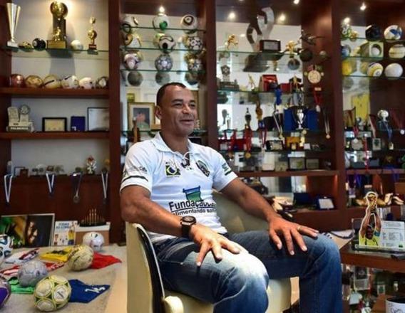 Cafu se apressa para provar que ainda mora em mansão antes que seja penhorada