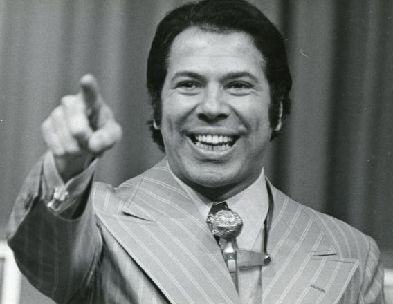 Foto de Silvio Santos em preto e branco