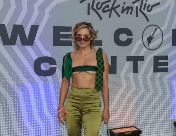 Leticia Colin com top feito apenas de gravatas verdes