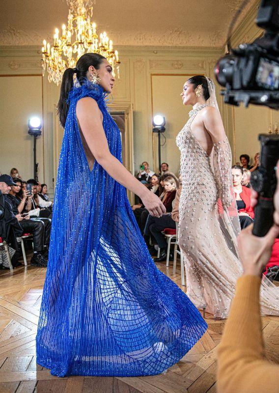 Eslovênia Marques e Bianca Lopes desfilando em Paris