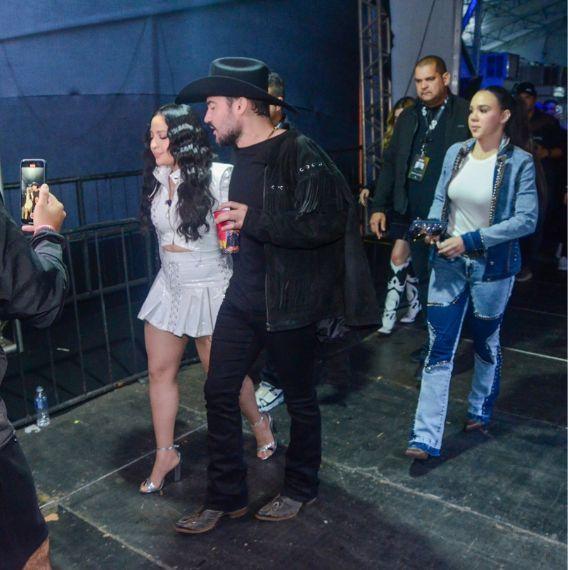 Mari Fernandez, Fernando Zor e Júlia Ribeiro acompanhando os dois, no palco do Rodeio de Jaguariúna