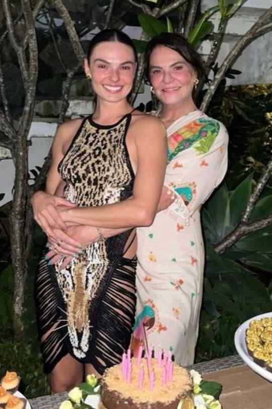 Isis Valverde e a mãe juntas em festa de aniversário 