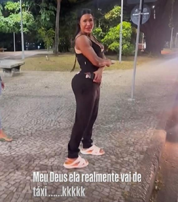 Gracyanne Barbosa na rua com o texto meu deus ela realmente vai de táxi