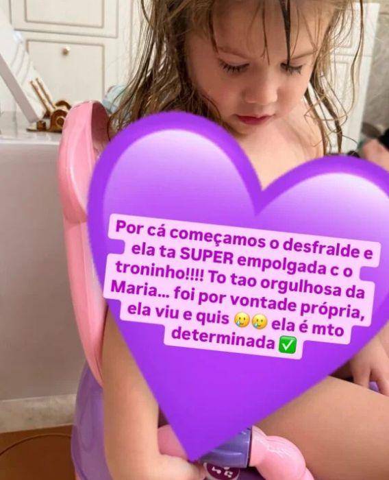 Maria Alice, filha mais velha de Virginia, aparece sentada no penico. A mãe escreve uma mensagem por cima da imagem