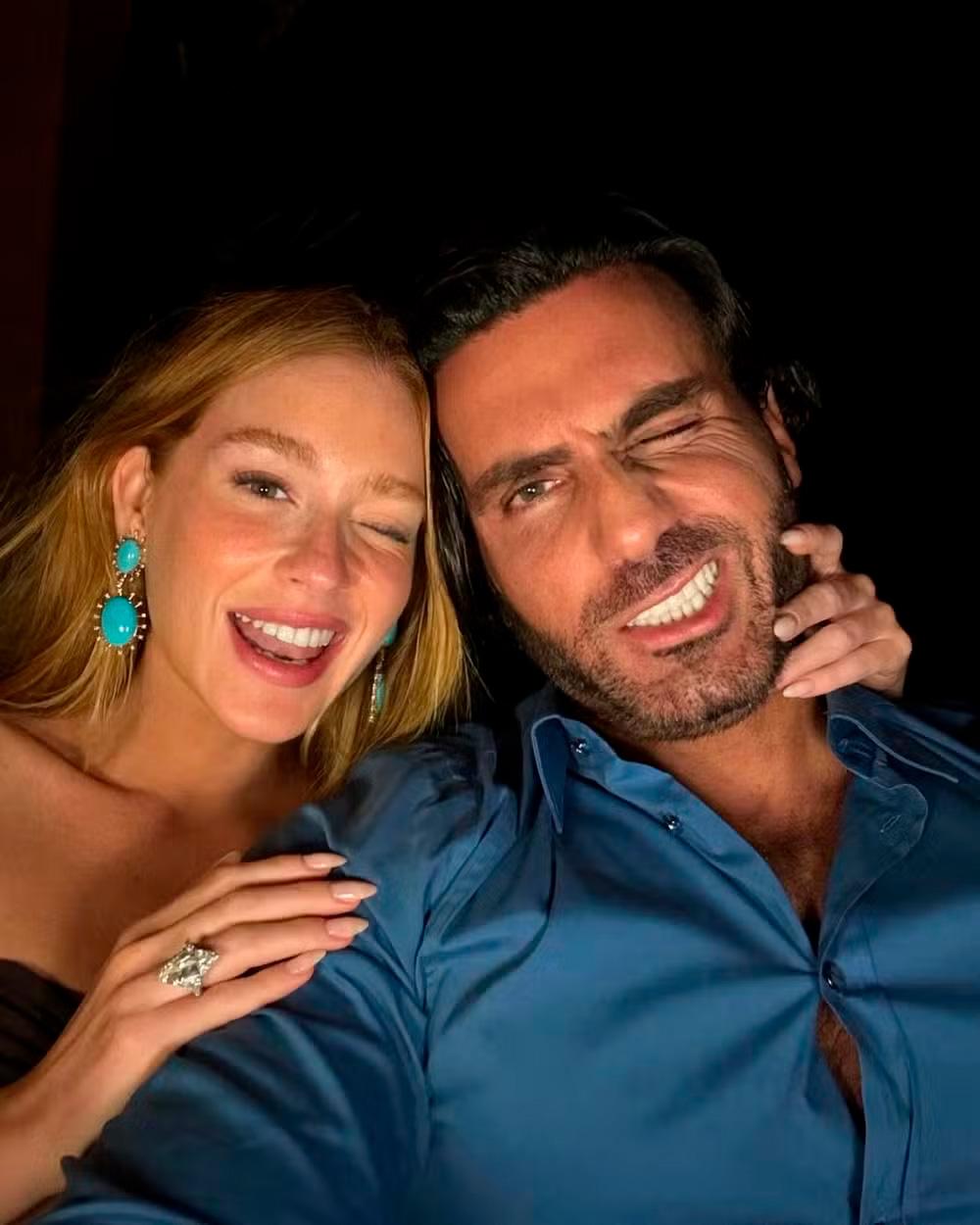 Marina Ruy Barbosa e Abdul Fares posam juntos para foto.