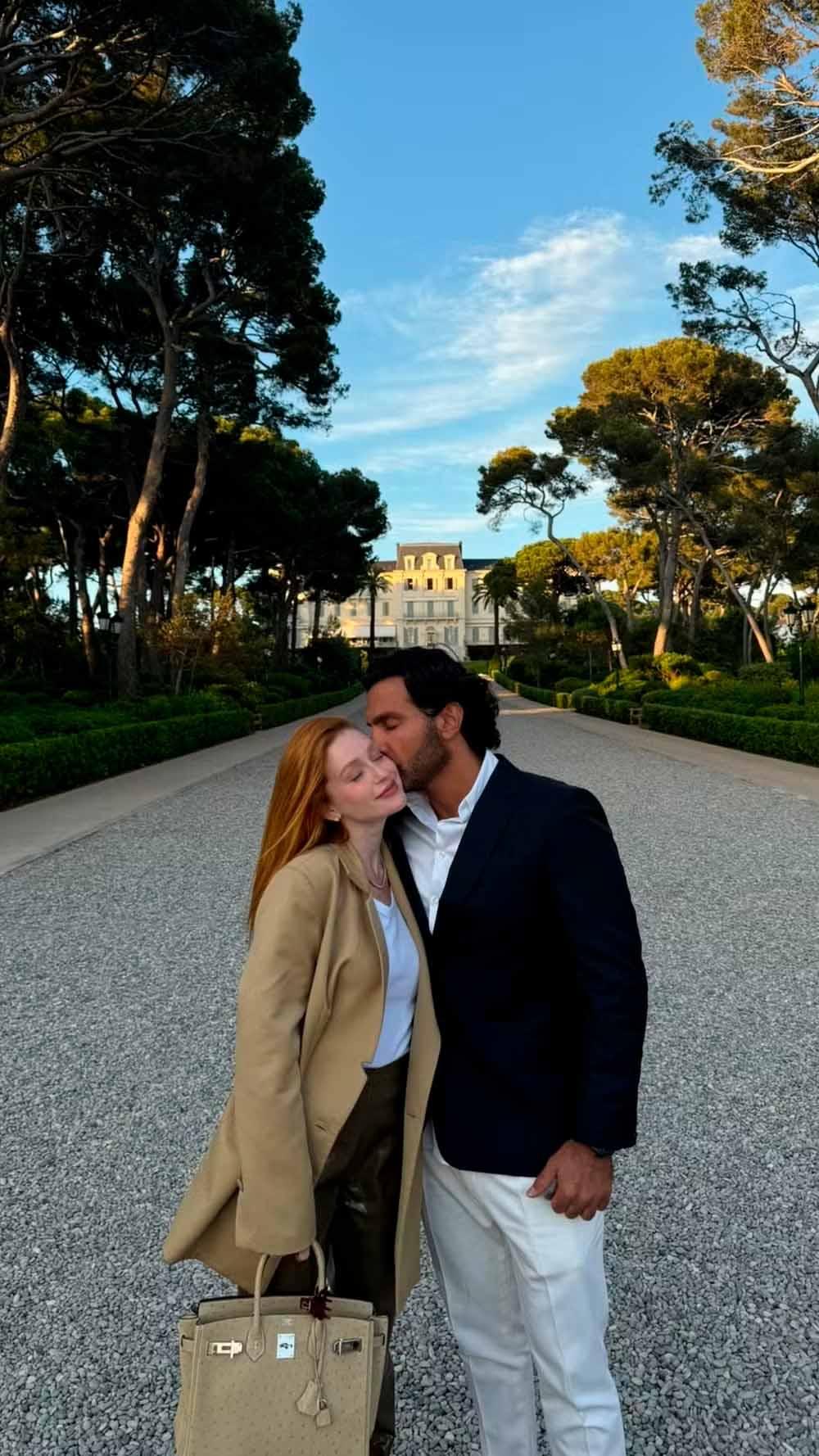 Marina Ruy Barbosa e Abdul Fares posam juntos para foto.