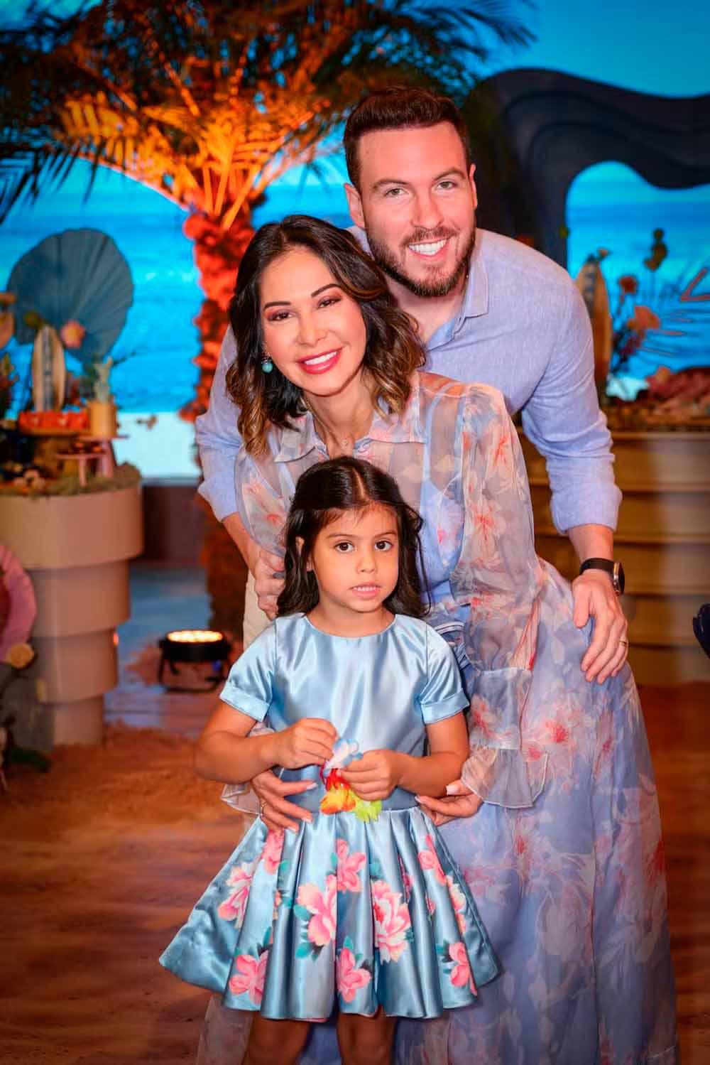 Thiago Nigro, Maira Cardi e Sophia posam juntos para foto.