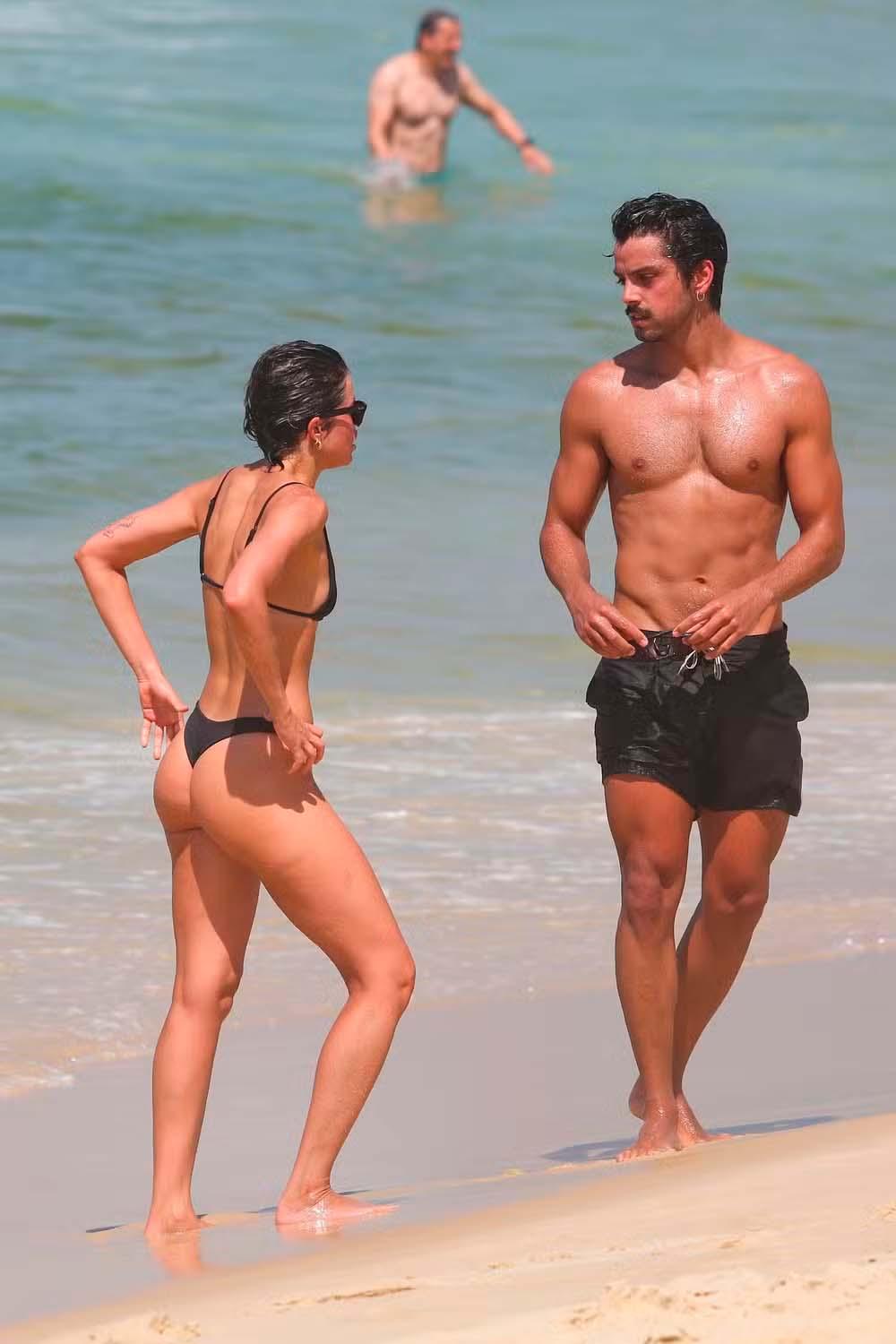Agatha Moreira e Rodrigo Simas em praia do Rio de Janeiro.