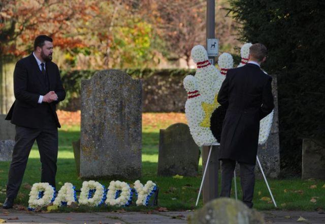 Coroa de flores com a palavra papai, em inglês, ao lado do caixão de Liam Payne