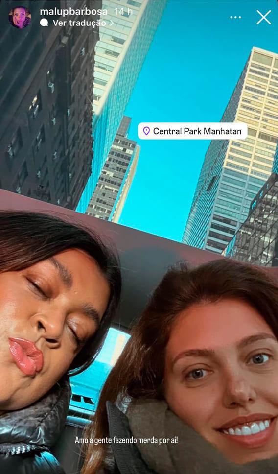 preta com uma amiga em nova york