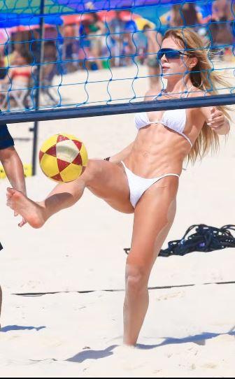 Jade Picon jogando volei de praia no Rio de Janeiro.