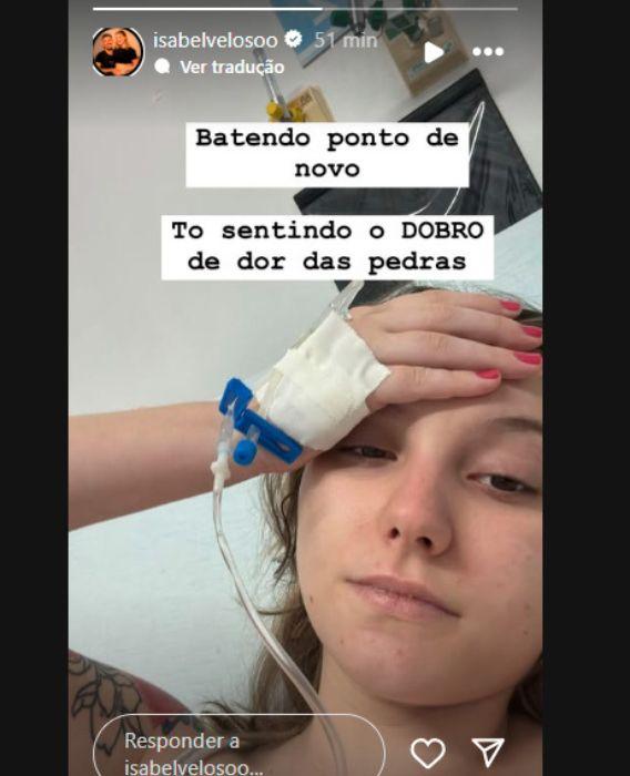 Isabel Veloso aparece internada na cama do hospital 