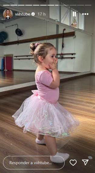 Lua na aula de ballet.