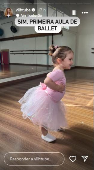 Lua na aula de ballet.