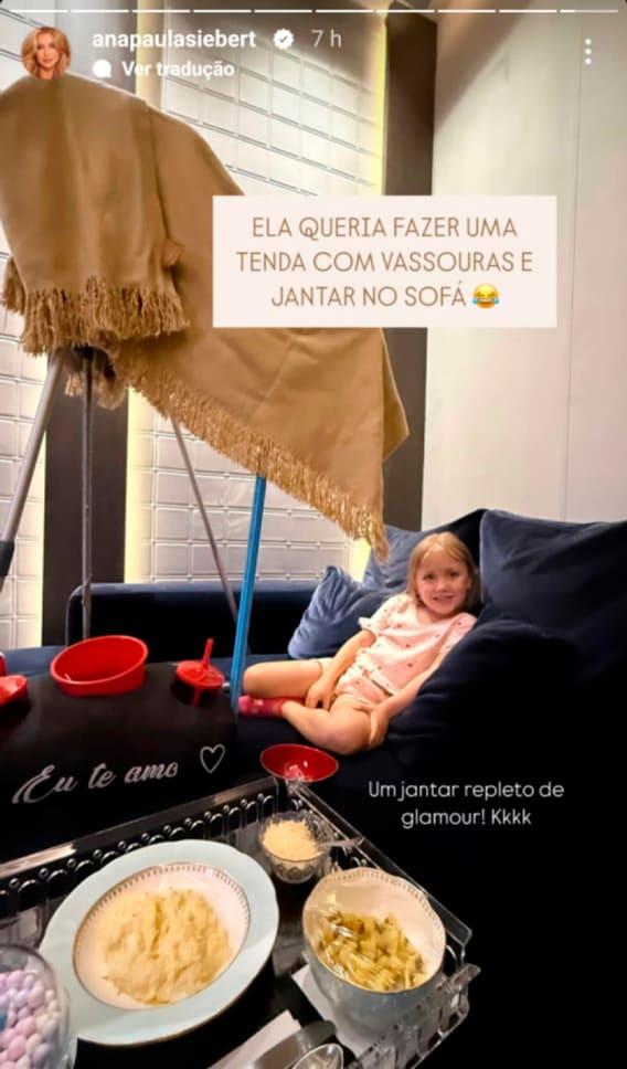vicky jantando ao lado de uma tenda improvisada