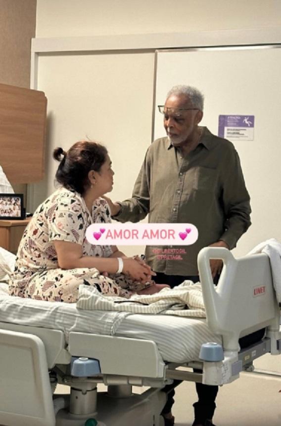 Preta Gil de pijama estampado internada e Gilberto Gil confortando-a