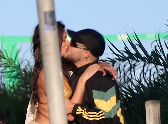 alane dia e francisco gil se beijando na orla da praia