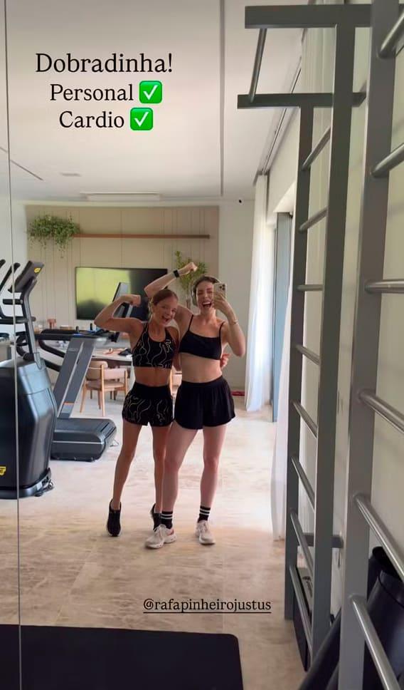 rafa e fabi justus tiram foto no espelho da academia