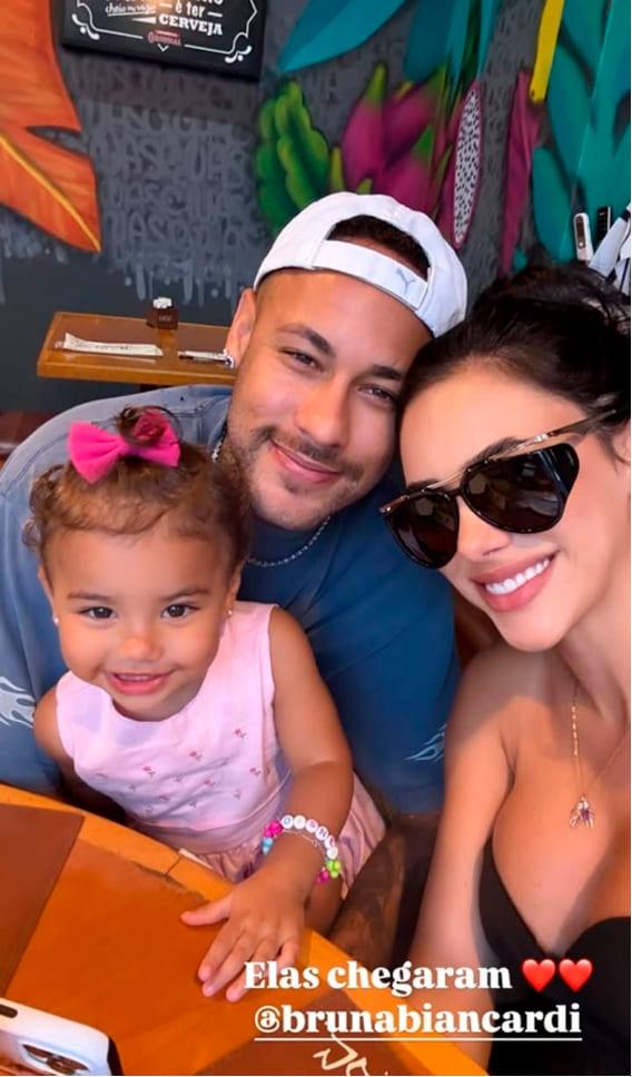Neymar ao lado da companheira e da filha
