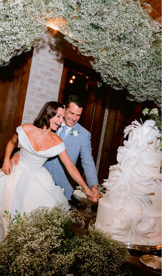 Isis Valverde e Marcus Buaiz cortando o bolo do casamento deles