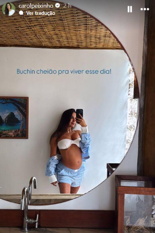 Carol Peixinho posando para foto no espelho