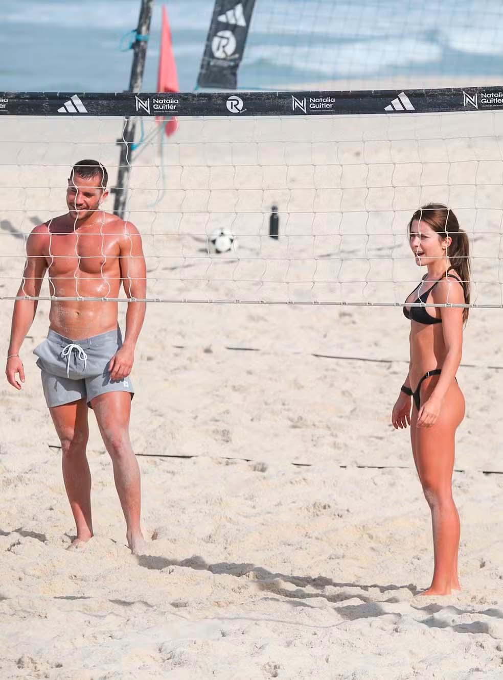 Jade Picon e André Lamoglia jogando futevôlei.