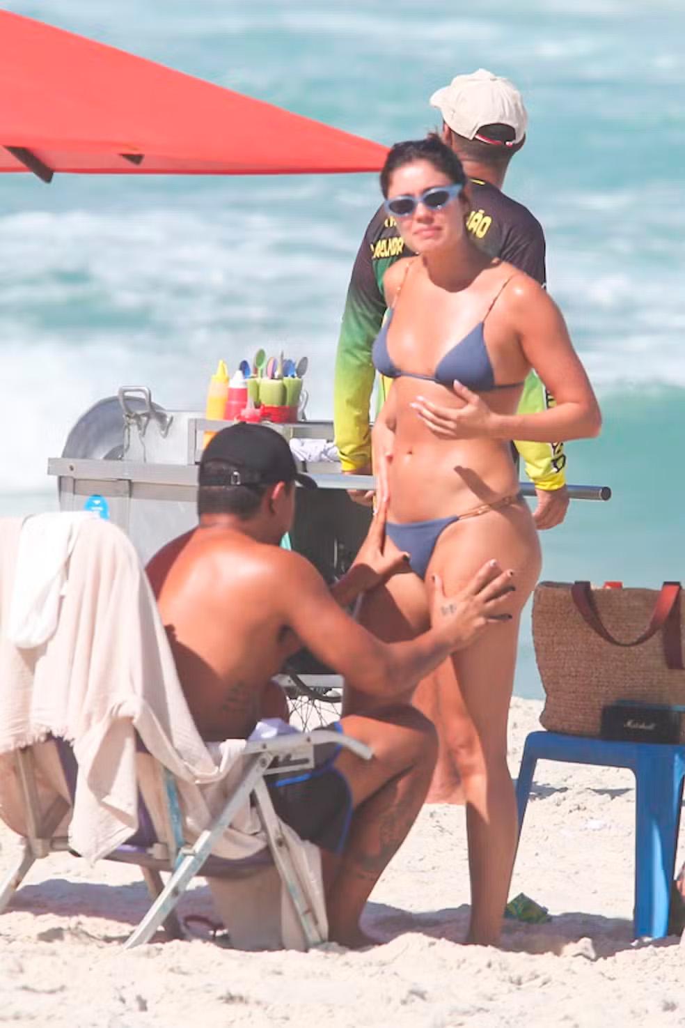 Sophie Charlotte e Xamã flagrados na praia.